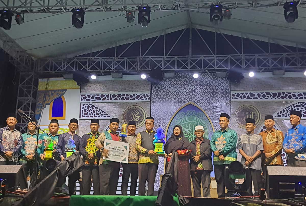 PENUTUPAN: Wakil Bupati Kotim Irawati menutup MTQ dan FSQ ke-56 Tahun Tingkat Kabupaten Kotim di Stadion 29 November, Rabu (1/10).&nbsp;