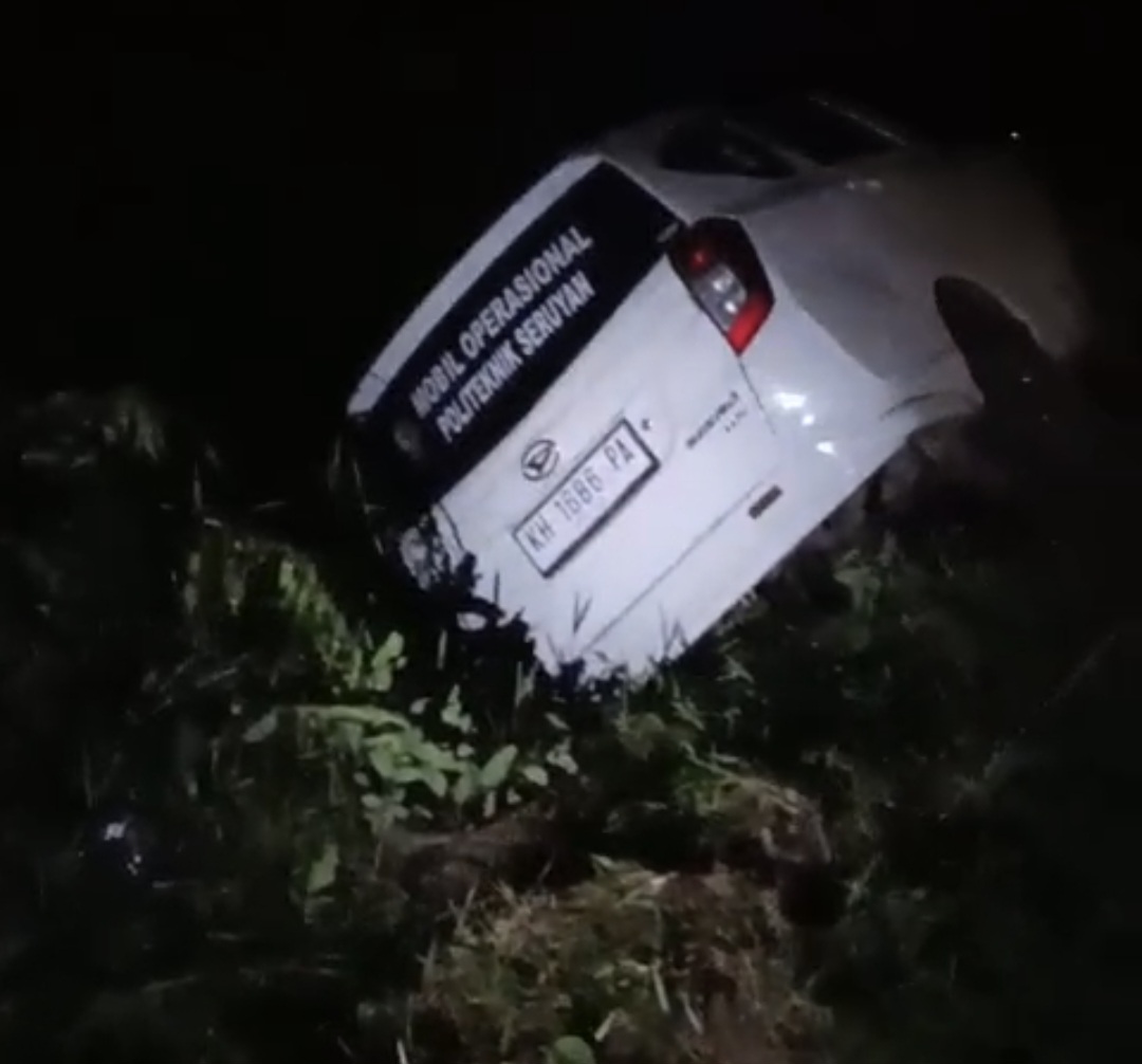 LAKA TUNGGAL: mobil operasional politeknik seruyan masuk parit, Kamis (2/10)