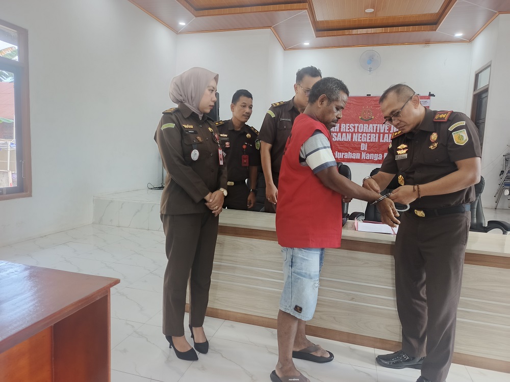 Kepala Kejaksaan Negeri Lamandau melepaskan borgol Yulianus Swares Bin Yohanes Lau.
