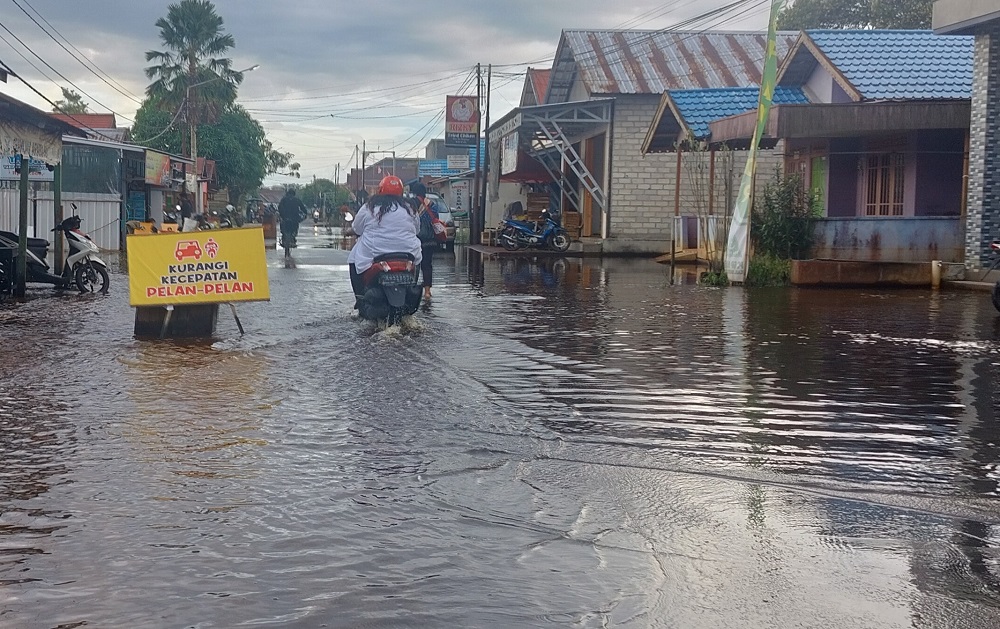 Permukaan air mengalami penurunan sehingga beberapa wilayah di Sukamara yang terendam air sudah mulai surut.