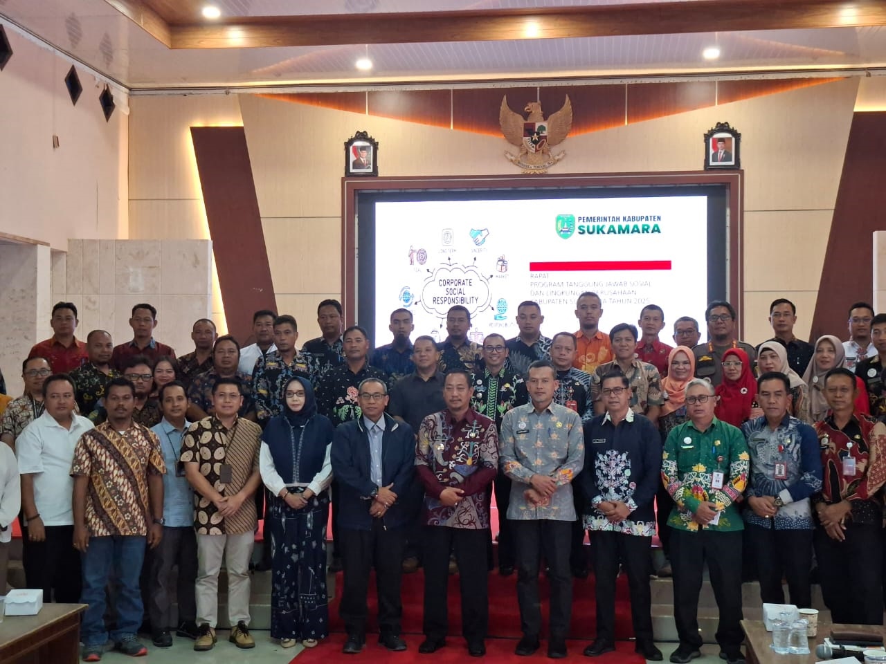 Bupati Sukamara Masduki berfoto bersama pihak perusahaan swasta, BUMN dan BUMD usai menggelar rapat terkait CSR.