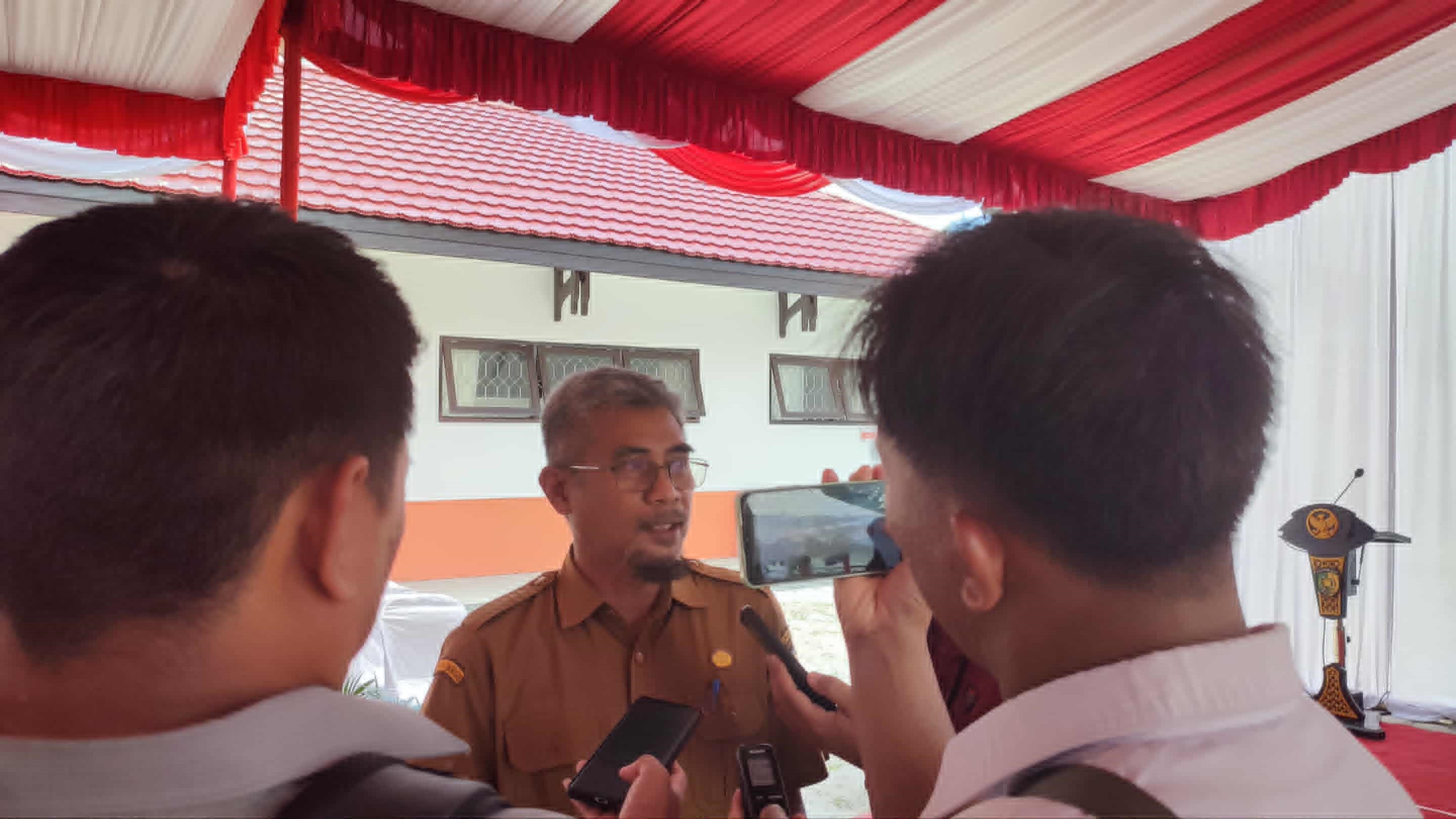 Kepala Dinas Pendidikan Kota Palangka Raya Jayani diwawancarai wartawam, belum lama ini.