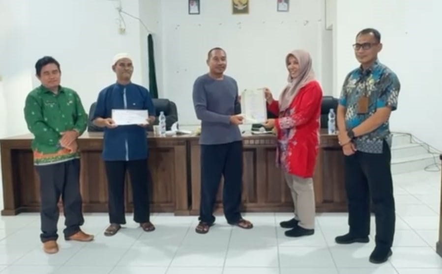 Pihak Diskeptan Sukamara menyerahkan sertifikat Juleha kepada juru sembelih yang telah mendapatkan pelatihan.