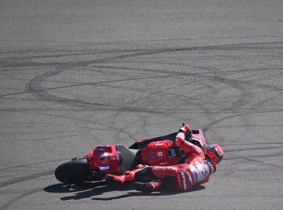 Marc Marquez saat terjatuh dalam sesi Latihan MotoGP Mandalika, Jumat (3/10).