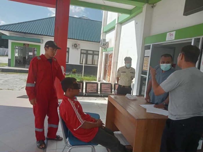 EVAKUASI : ODGJ Suriansyah alias Kipli (duduk di kursi) dievakuasi Tim Rescue Damkar Kota Palangka Raya bersama unsur gabungan dari Babinsa, Lurah Palangka, Ketua RW/RT, Dinas Sosial ke RSJ Kalawa Ate
