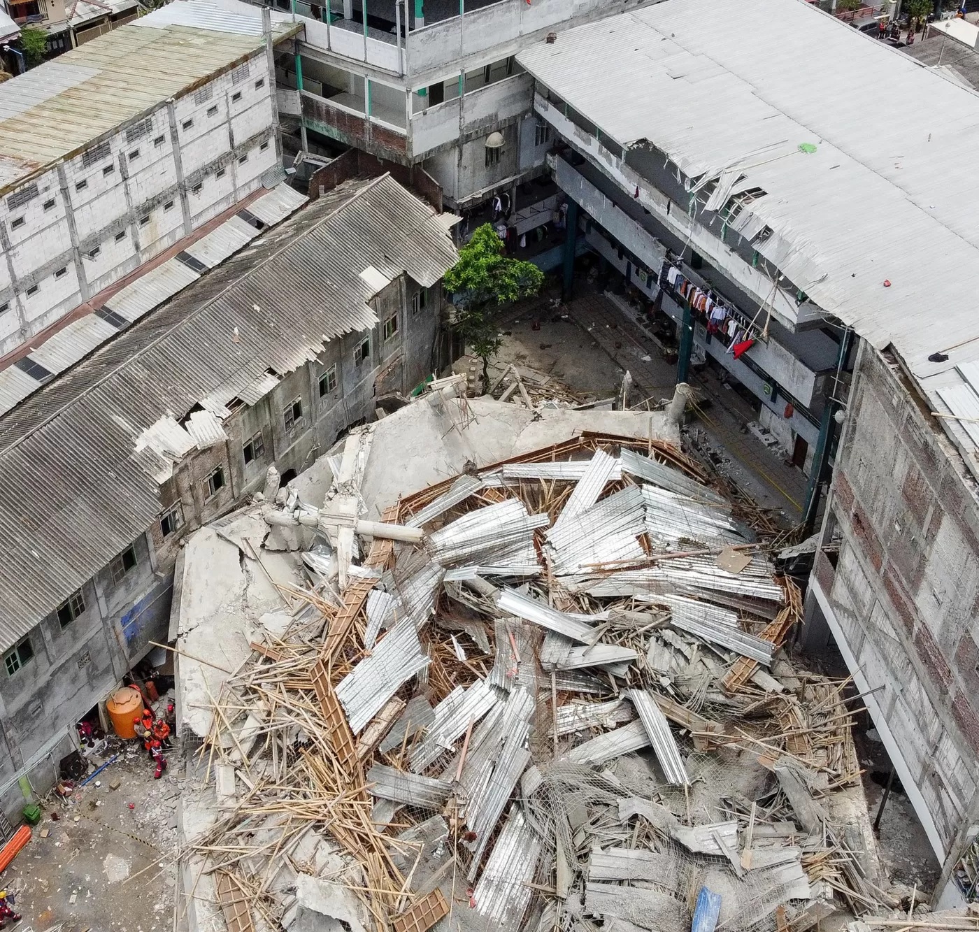 Foto udara bangunan mushalla yang ambruk di Pondok Pesantren (Ponpes) Al Khoziny di Kecamatan Buduran, Sidoarjo, Jawa Timur, Rabu (30/9/2025). (Alfian Rizal/Jawa Pos)