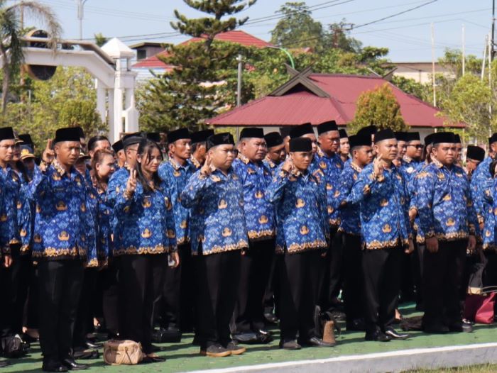 ABDI NEGARA : Ratusan PPPK Kabupaten Gunung Mas (Gumas) ketika diambil sumpah janji, Rabu (1/10/2025). FOTO :  BKPSDM GUMAS/RADAR SAMPIT
