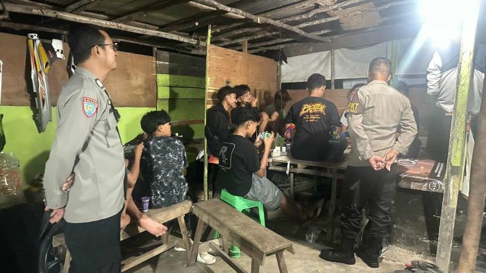 SAMBANG WARGA : Personel Polsek Bukit Batu menyambangi tongkrongan remaja di wilayah Kelurahan Banturung, Kecamatan Bukit Batu. FOTO/POLSEK BUKIT BATU/RADAR SAMPIT