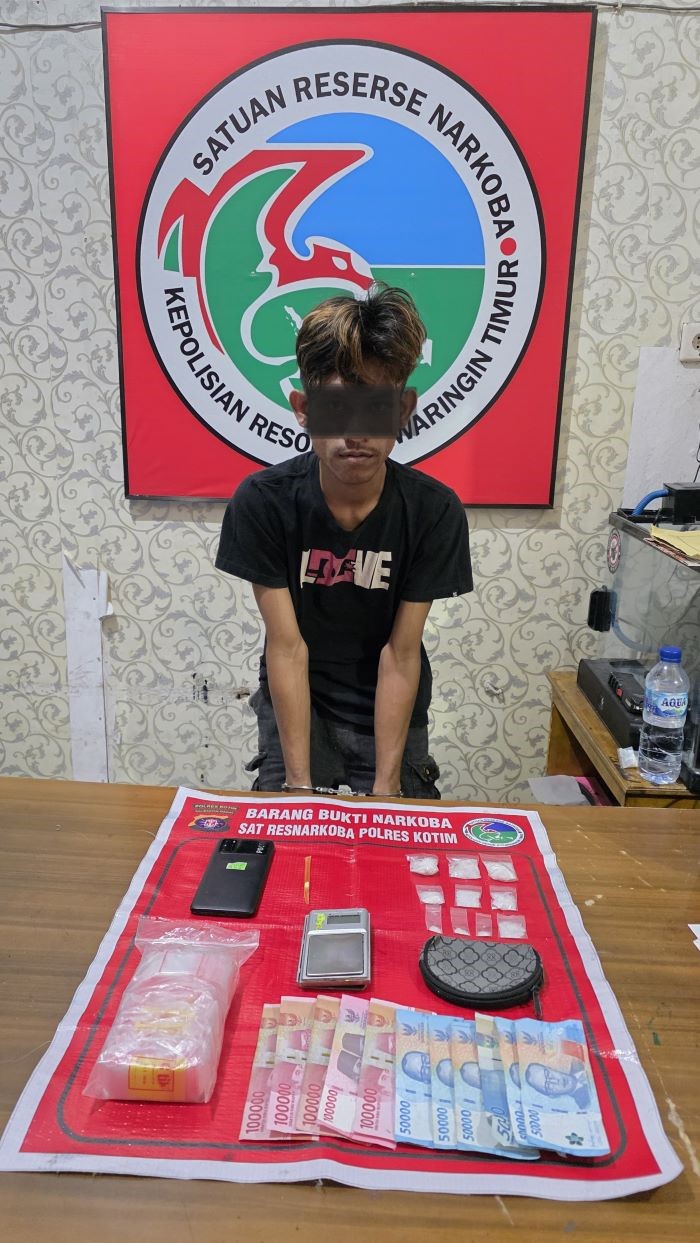 NARKOBA : Pelaku JP Bersama barang bukti narkoba diamankan  di Mapolres Kotim, baru-baru tadi. FOTO: POLRES KOTIM/RADAR SAMPIT