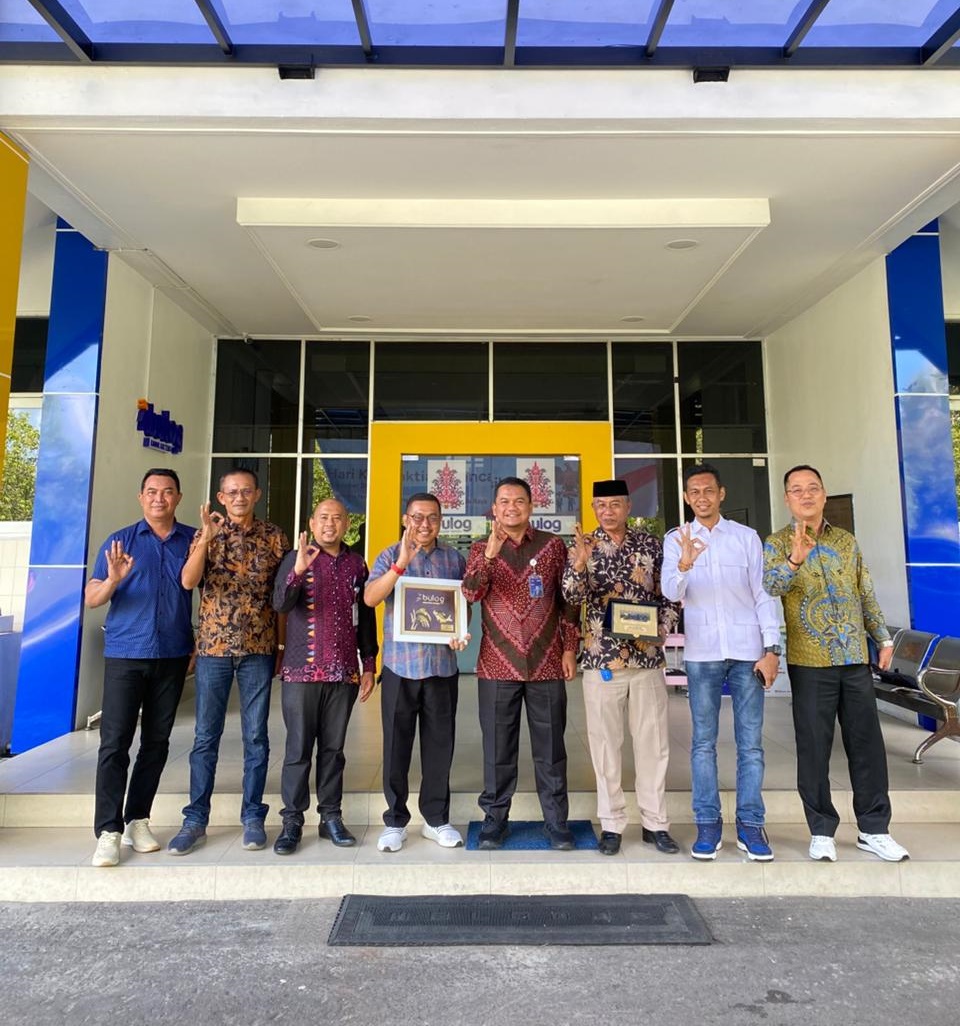 Beberapa anggota Komisi II DPRD Kotim saat mengunjungi Bulog, baru-baru tadi.