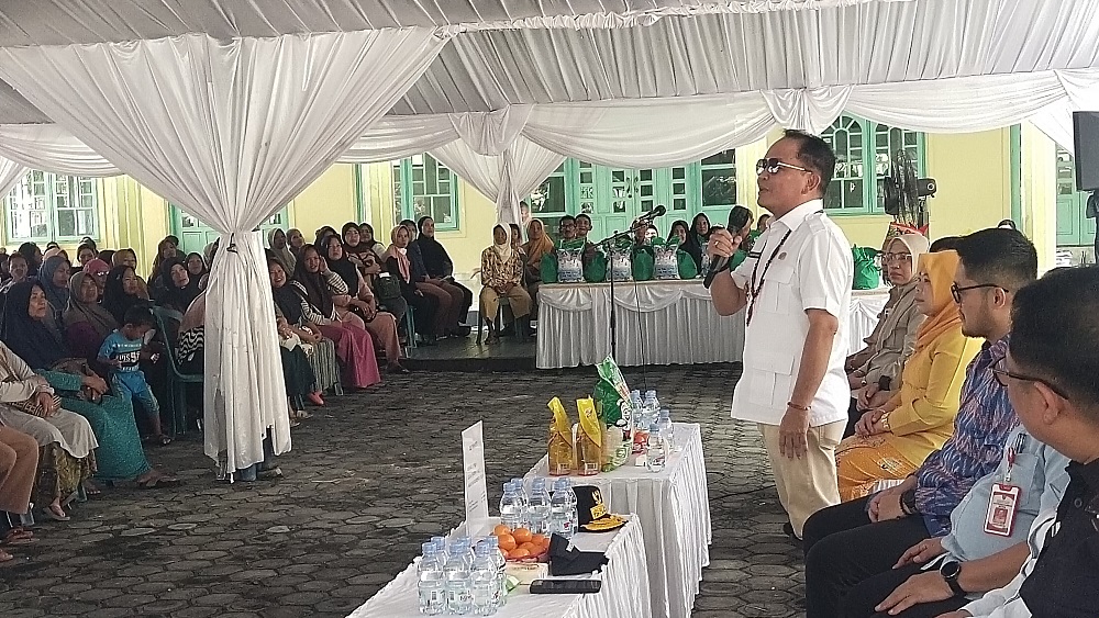 Gubernur Kalteng Agustiar Sabran menggelar pasar murah Kalteng Berkah di Kelurahan Mendawai Pangkalan Bun, Kotawaringin Barat, Kamis 2 Oktober 2025.