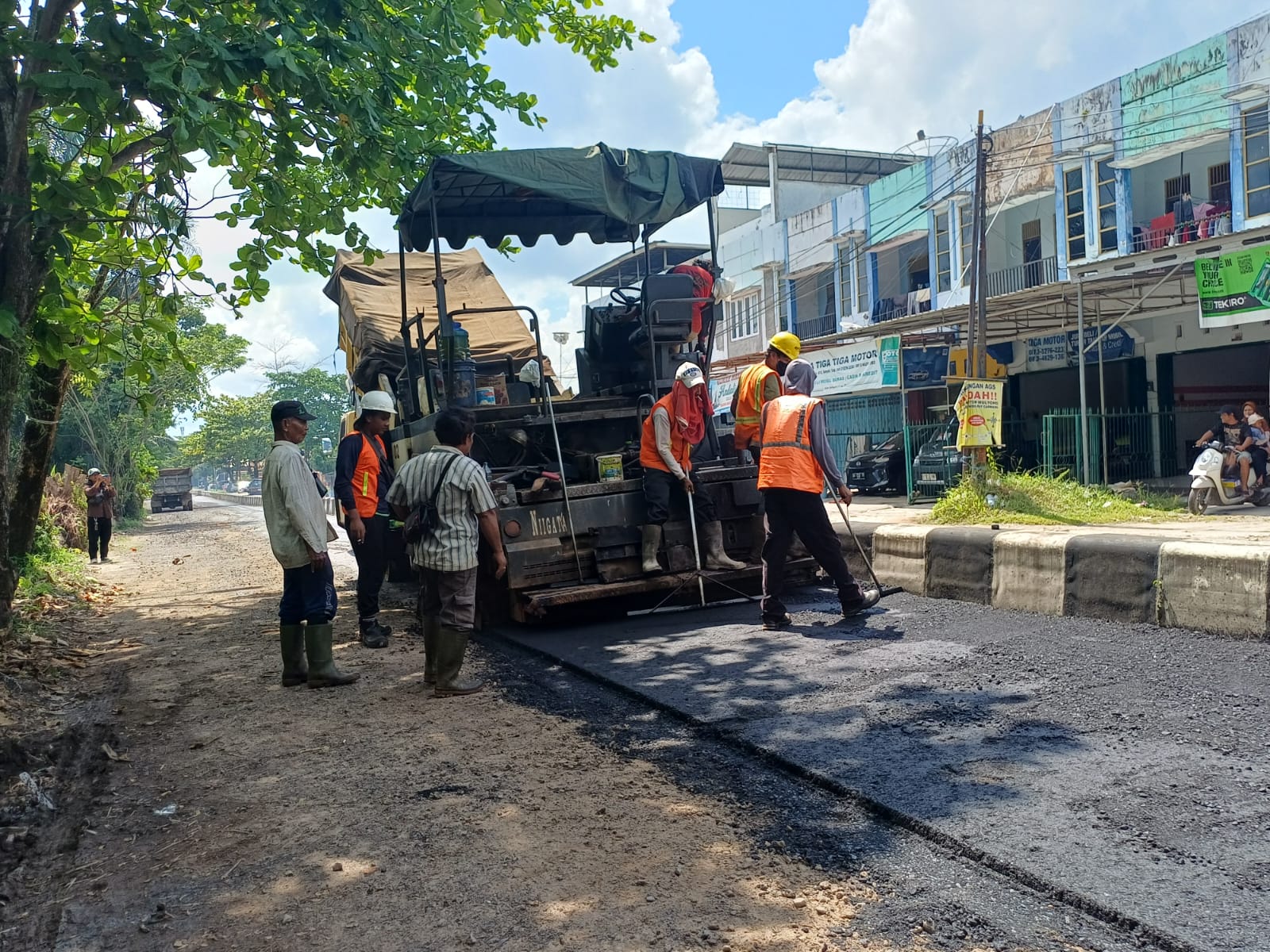 Pengaspalan Jalan Pemuda Sampit mulai dilakukan, Jumat (3/10/2025).