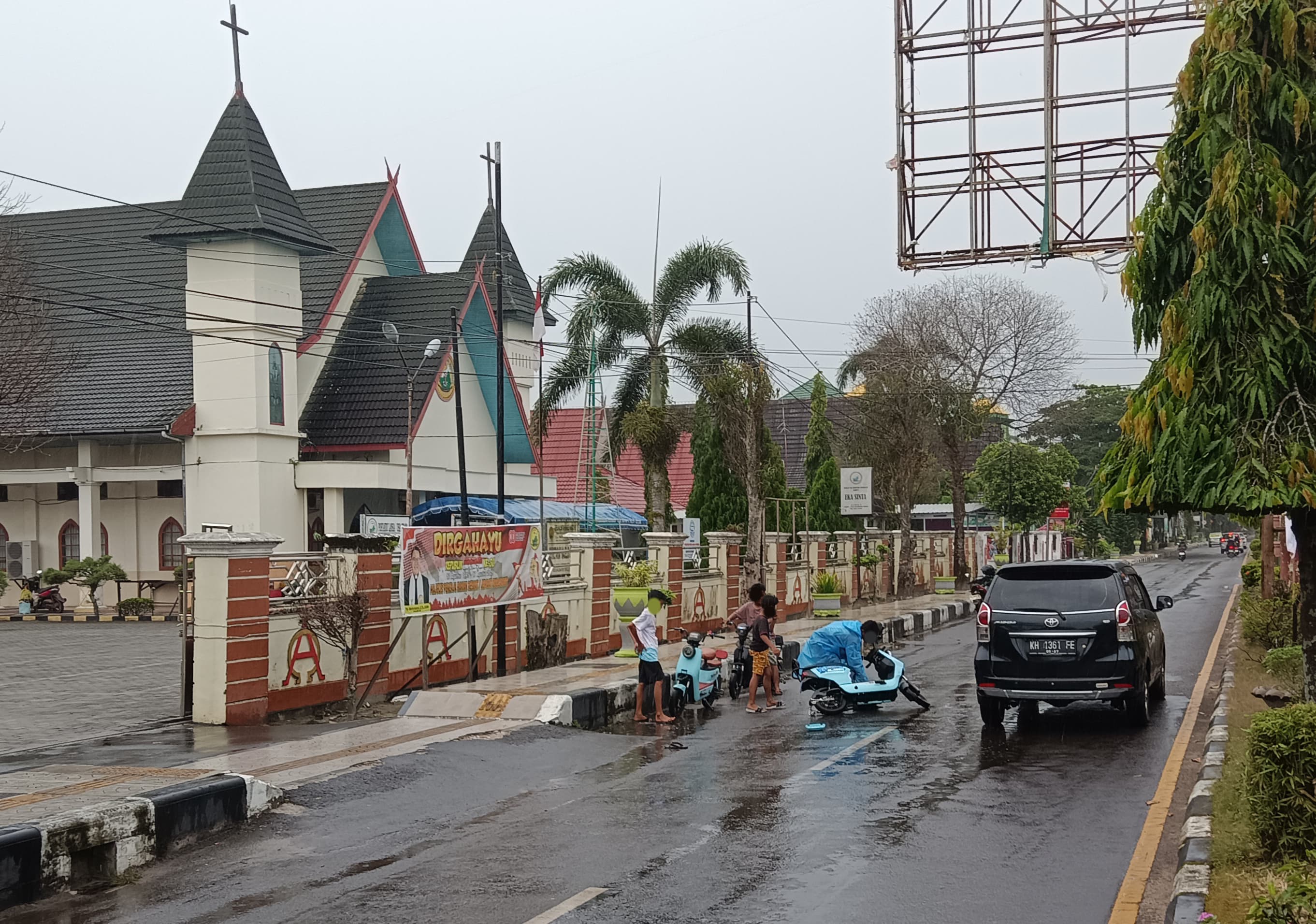Sejumlah bocah cilik menggunakan sepeda listrik secara ugal-ugalan hingga terjatuh di Jalan Achmad Yani Sampit, Sabtu (4/10/2025)