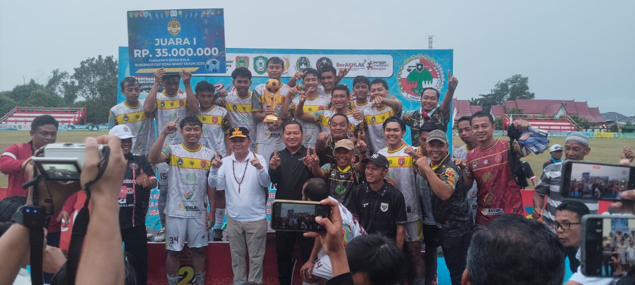 ANGKAT TROFI: Tim dan Official Kobar United foto bersama Gubernur Kalteng Agustiar Sabran usai memenangi laga final zona barat melawan Persera Seruyan, di Stadion 29 November Sampit, Sabtu (4/10/2025)