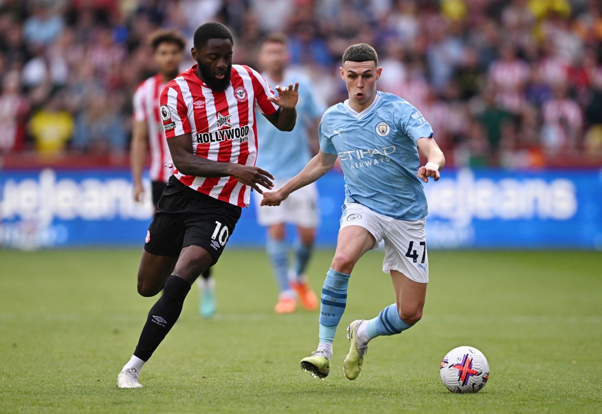 Pemain Brentford saat bertemu pemain Manchester City pada Premier League musim lalu.