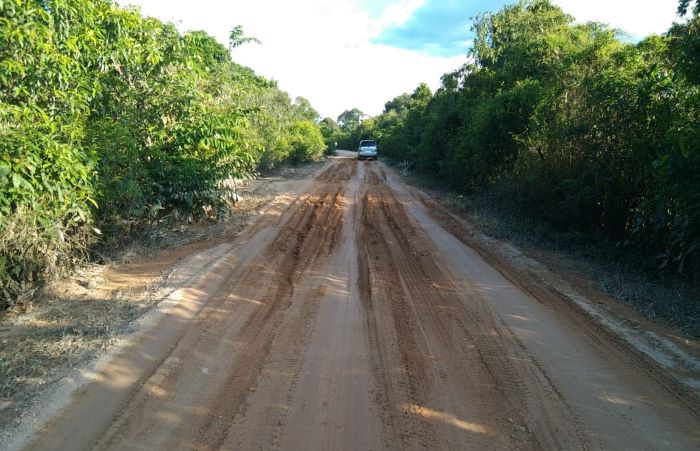 PASCA BANJIR: Kondisi jalan penghubung Desa Rungun menuju Desa Kondang, Kecamatan Kotawaringin Lama, Kabupaten Kotawaringin Barat sudah kering dan kembali fungsional, Sabtu (4/10/2025). FOTO: BPBD