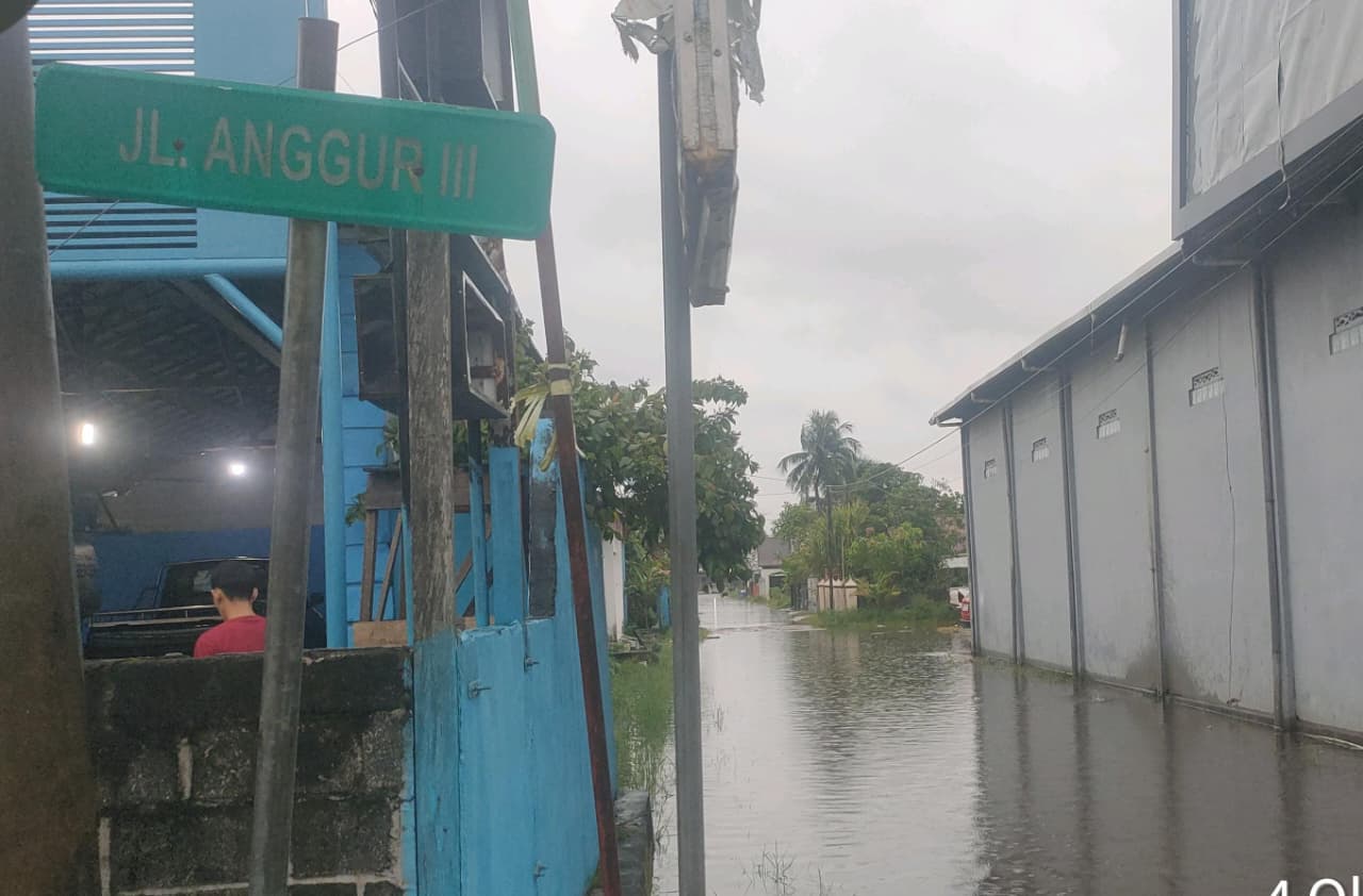 Jalan Anggur III, Kelurahan MB Hilir, Kecamatan MB Ketapang, mulai terendam air akibat hujan deras, Sabtu sore (4/10 /2025).