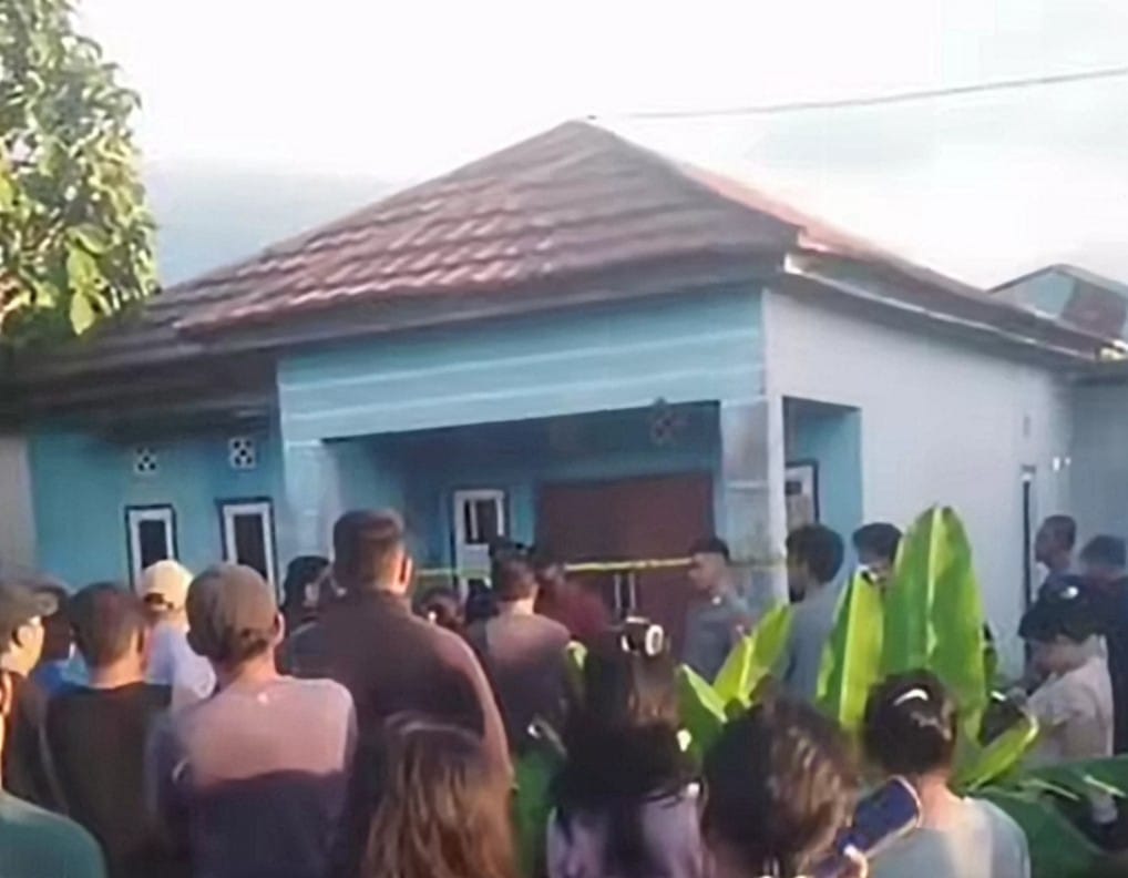 Warga Kompleks Wengga Metropolitan (WMP) 19 Jalur 8, Kelurahan Baamang Barat, Kecamatan Baamang, Kabupaten Kotawaringin Timur (Kotim) saat memenuhi TKP gantung diri