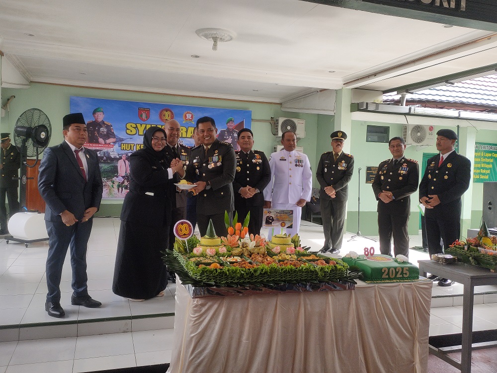 Kepala Staf Korem 102/PJG Kolonel Inf Jajang Kurniawan menyerahkan potongan tumpeng HUT ke-80 TNI, kepada Wakil Bupati Kotim Irawati, (5/10)
