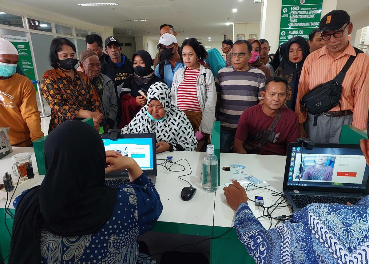 KEBIJAKAN BARU: Peserta BPJS Kesehatan saat mengantre melakukan pemindaian wajah dan sidik jari di lantai 1 RSUD dr Murjani Sampit, Sabtu (4/10).