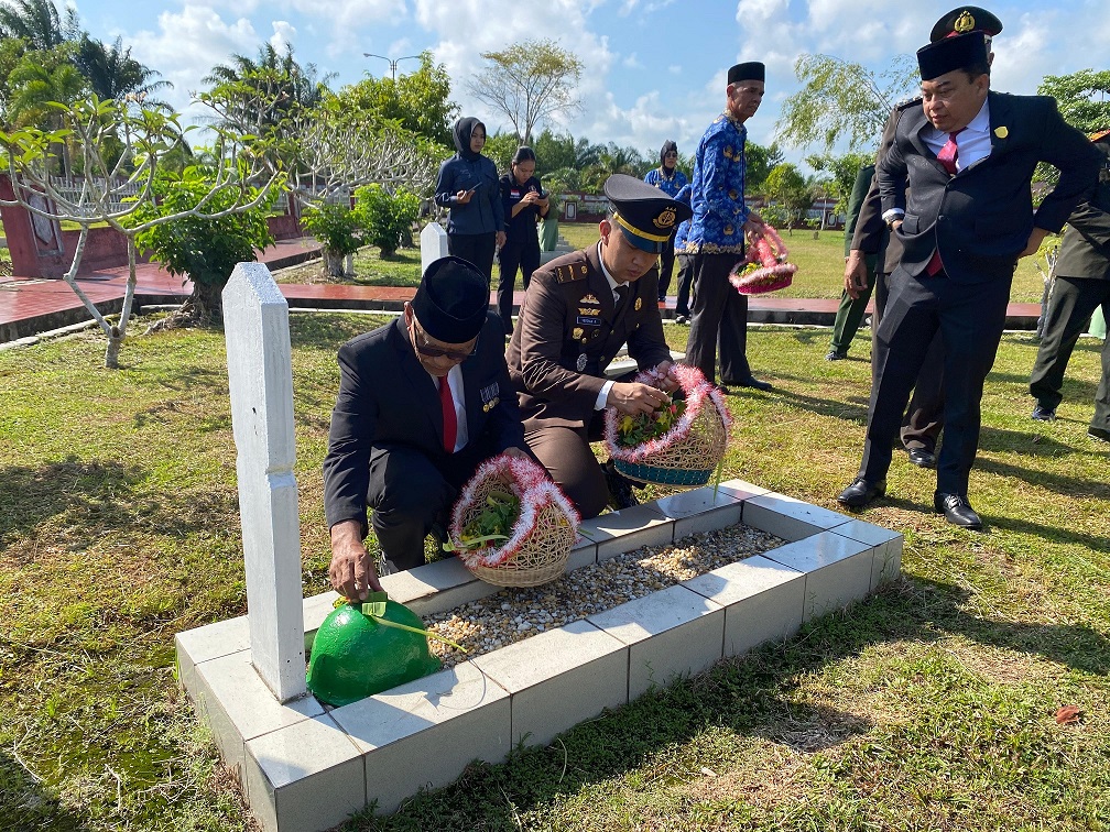 Pj Sekda Kotim Masri dan beberapa pejabat Pemkab Kotim, serta unsur forkopimda saat melakukan tabur bunga di taman makam pahlawan Jalan Jenderal Sudirman km 8 Sampit, Jumat (3/10).