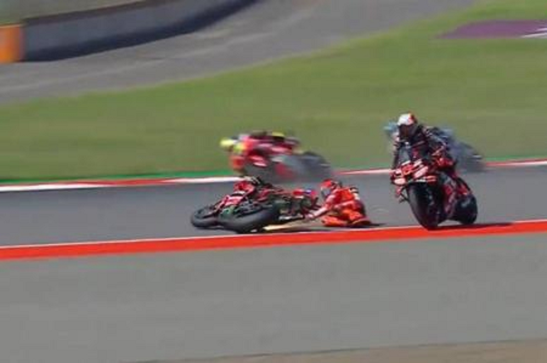 Rekaman insiden yang melibatkan Marco Bezzecchi dan Marc Marquez pada lap pertama kelas Main Race MotoGP Indonesia 2025 di sirkuit Mandalika, Minggu (5/10).