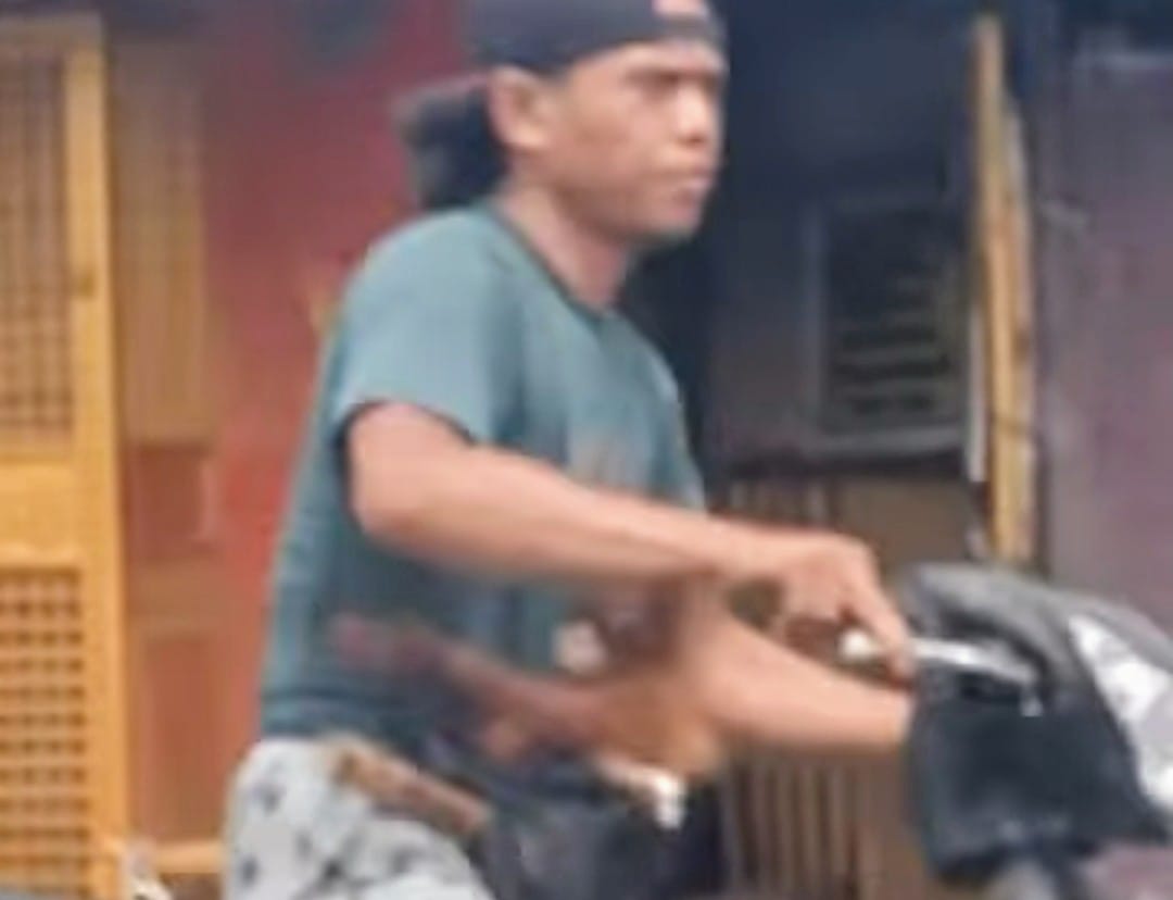 Pria yang membawa anak orangutan menggunakan sepeda motor di Kota Sampit, Kalteng