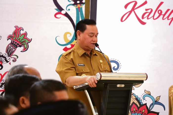 SAMBUTAN: Bupati Kotim Halikinnor saat menyampaikan sambutan di acara sosialisasi Antikorupsi dan Peningkatan Aksi MCSP Tahun 2025 yang digelar di aula Rujab Bupati Kotim, Senin (6/10/2025).