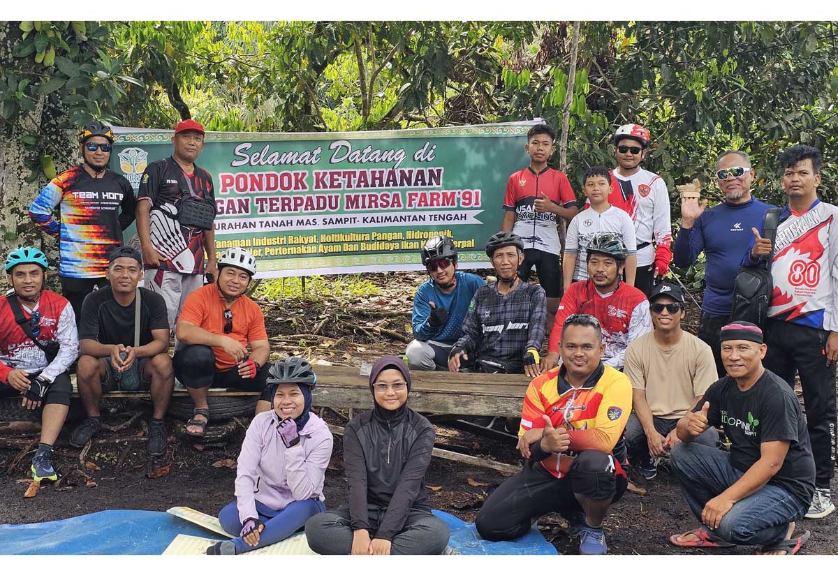 SERU: Direktur Radar Sampit Siti Fauziah (tengah) bersama pencinta bersepeda foto bersama di Desa Tanah Mas, Kecamatan Baamang, Sampit, Minggu (5/10).