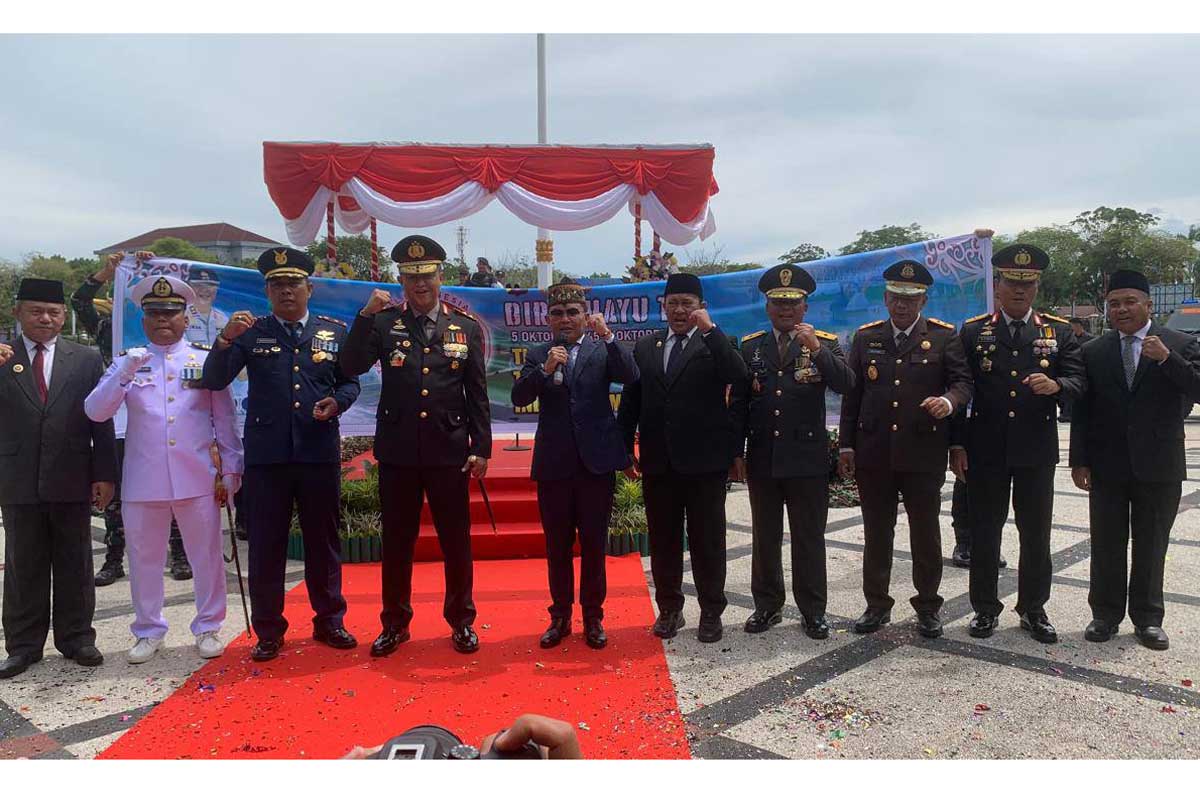DUKUNG TNI: Gubernur Kalteng Agustiar Sabran saat hadir dalam Upacara Peringatan HUT ke-80 TNI di halaman Kantor Gubernur Kalteng, Minggu (5/10).