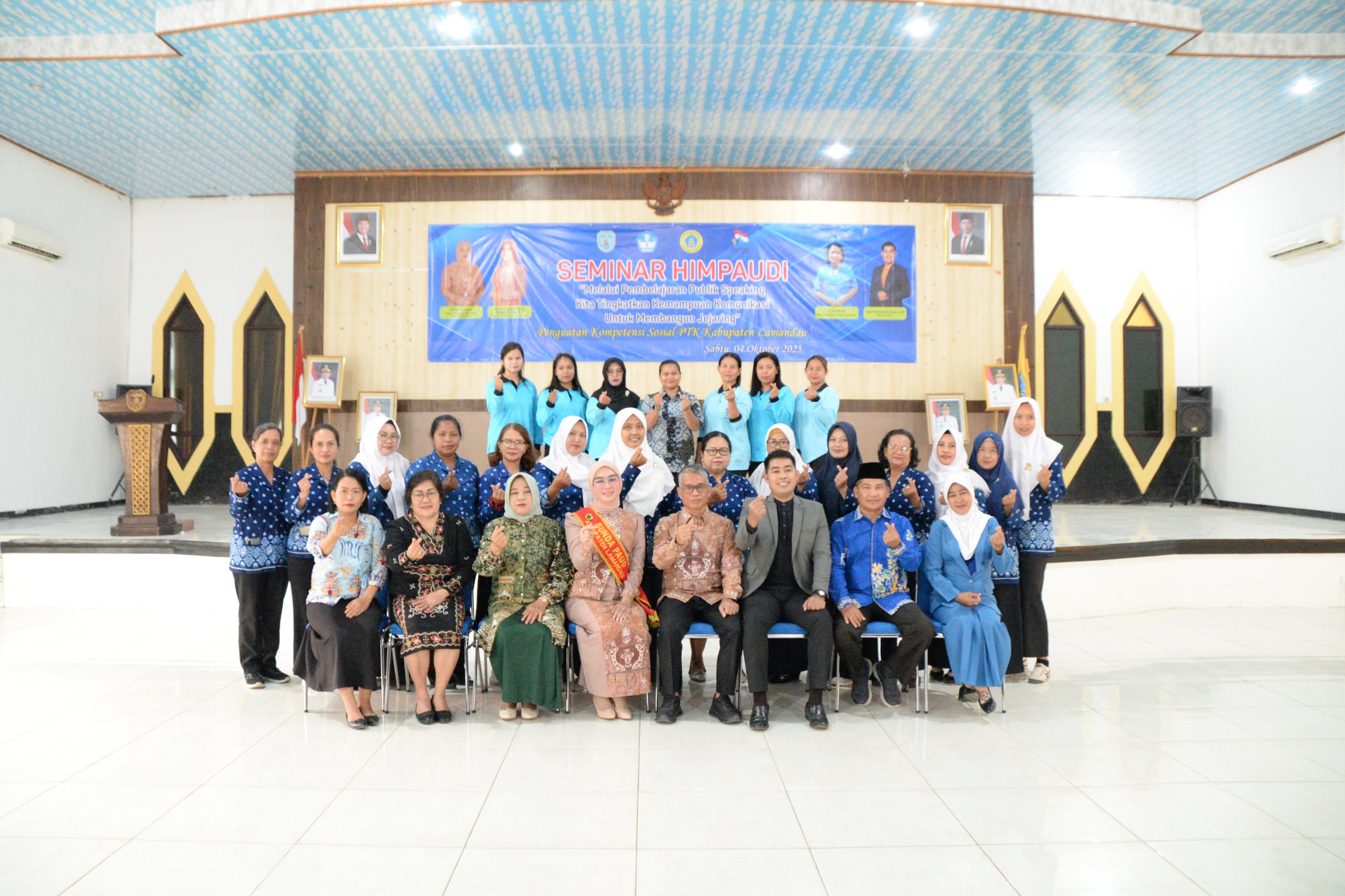 Sekda Lamandau dan Bunda PAUD Lamandau bersama para tenaga pendidik saat menghadiri kegiatan Seminar Himpaudi