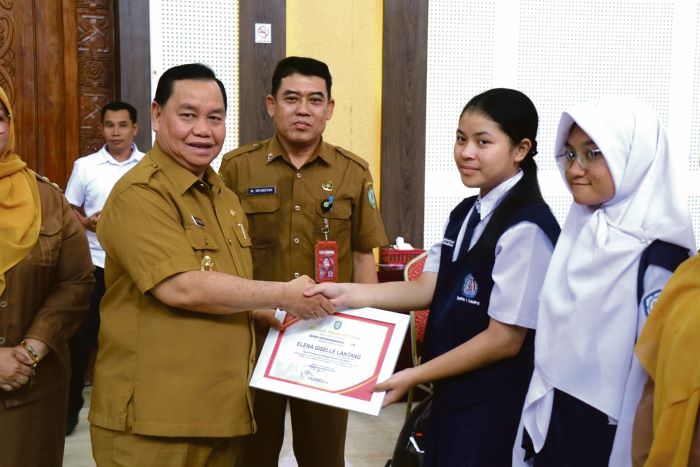 APRESIASI: Bupati Kotim Halikinnor memberikan apresiasi kepada pelajar SMPN 1 Sampit yang telah menorehkan prestasi di ajang internasional, Senin (6/10). DISKOMINFO UNTUK RADAR SAMPIT