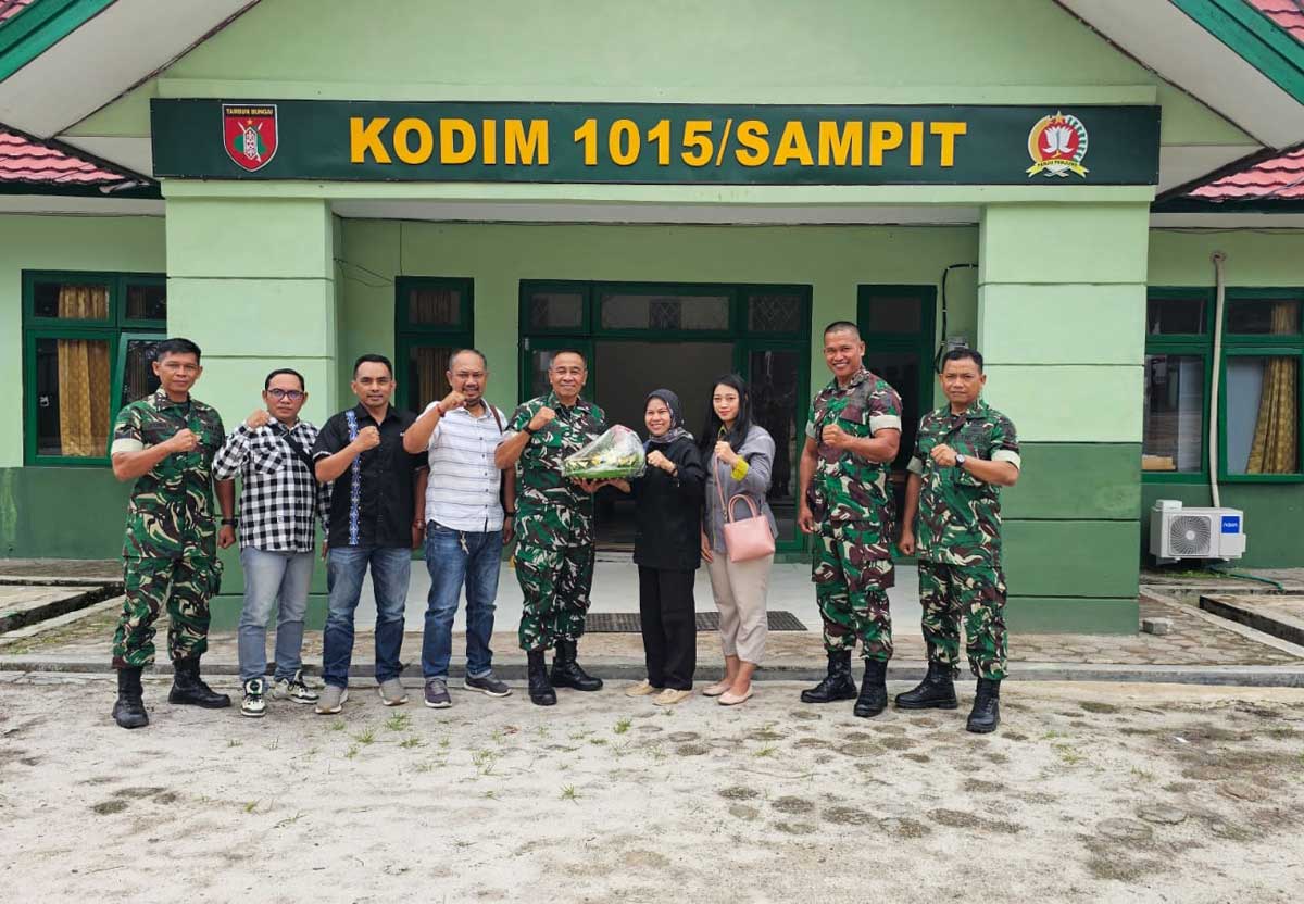 SINERGI: Jajaran manajemen Radar Sampit menyerahkan tumpeng pada momentum peringatan Hari Ulang Tahun ke-80 TNI ke Kodim 1015 Sampit, Senin (6/10).