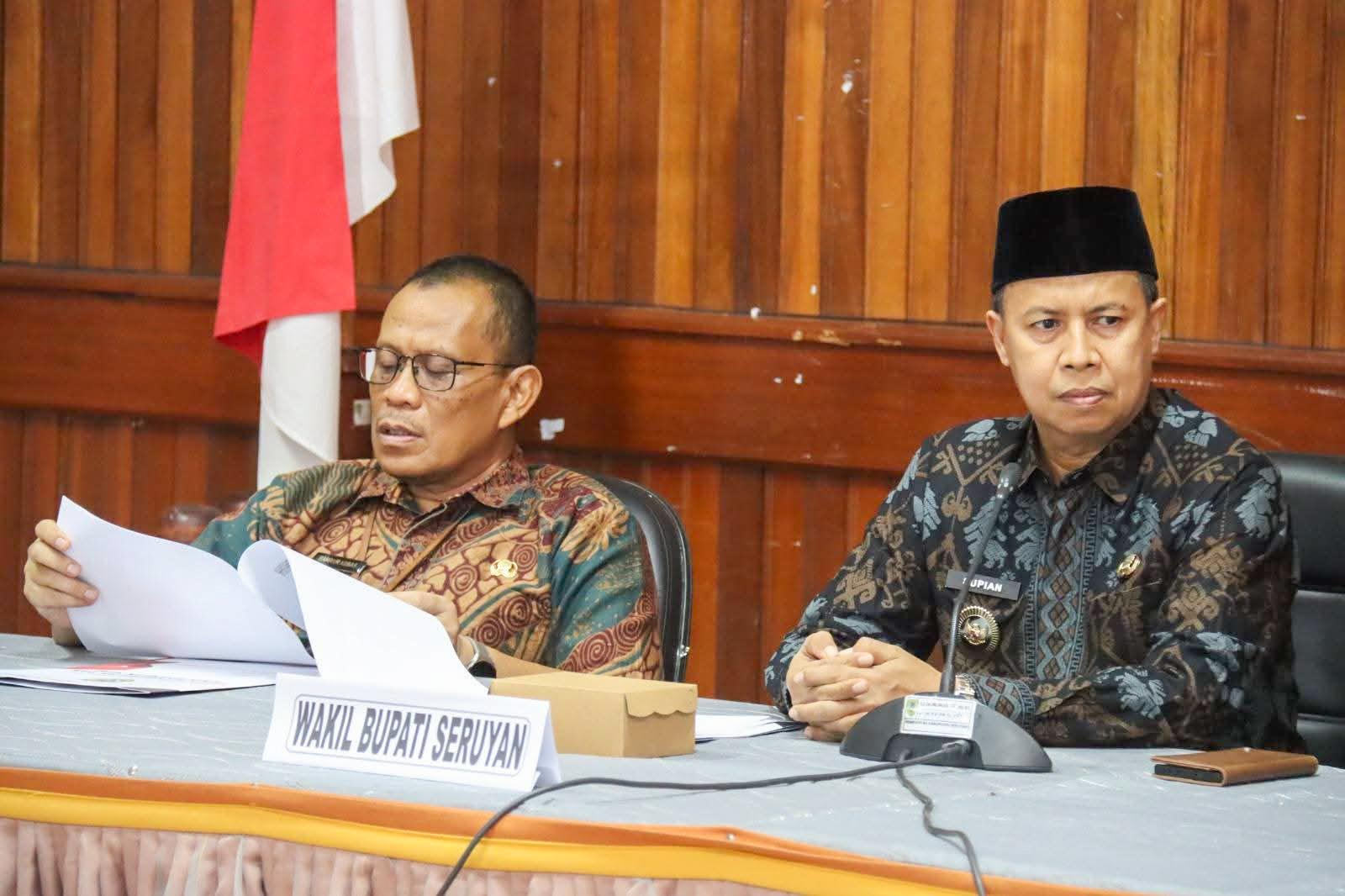 Wakil Bupati Seruyan, Supian dan Sekda Seruyan saat memimpin rapat disiplin ASN setempat, Senin (6/10).