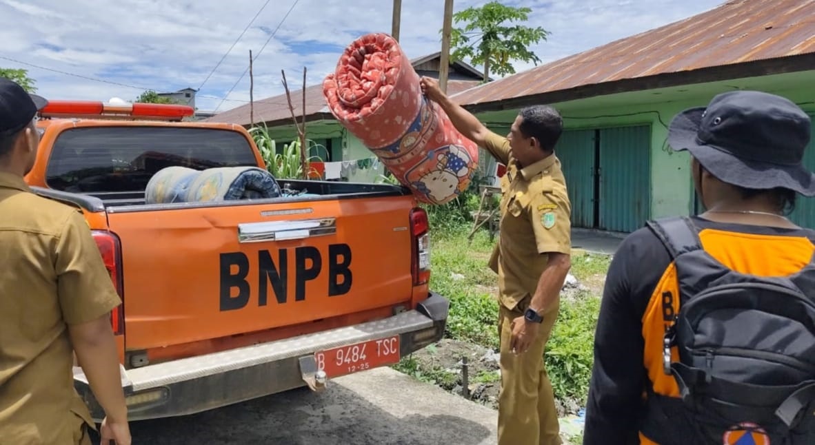Petugas BPBD Sukamara membantu warga untuk kembali ke rumah mereka setelah sempat mengungsi akibat kebanjiran