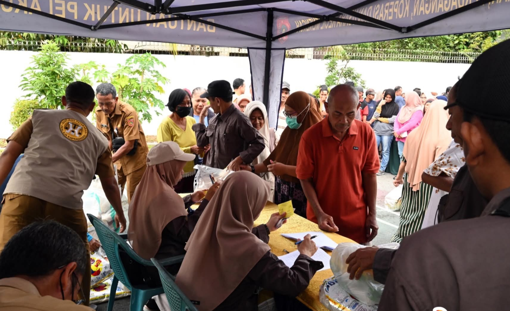 Suasana di halaman Kantor Bupati Kotawaringin Barat, Jalan Pangeran Antasari, Pangkalan Bun, Senin (6/10).
