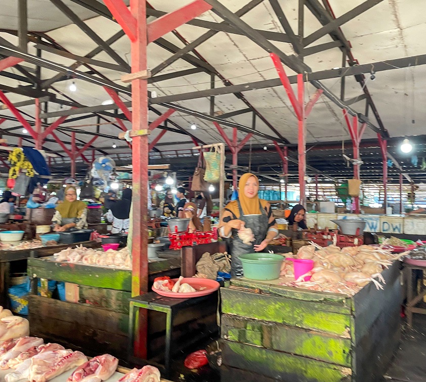 Suasana pedagang ayam potong di Pasar Saik Kuala Pembuang, Selasa (7/10).