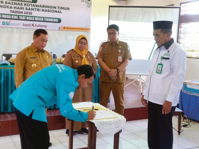 KERJASAMA: Bupati Kotim Halikinnor didampingi Wakil Bupati Kotim Irawati dan Kepala Disnakertrans Kotim Johny Tangkere menyaksikan penandatanganan MoU, kerjasama antara BAZNAS dengan Disnakertrans