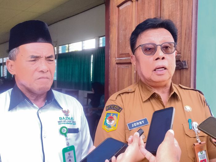 WAWANCARA: Kepala Disnakertrans Kotim Johny Tangkere (kanan) dibincangi awak media terkait dengan program pelatihan keterampilan kerja, Selasa (7/10/2025). FOTO: YUNI/RADAR SAMPIT