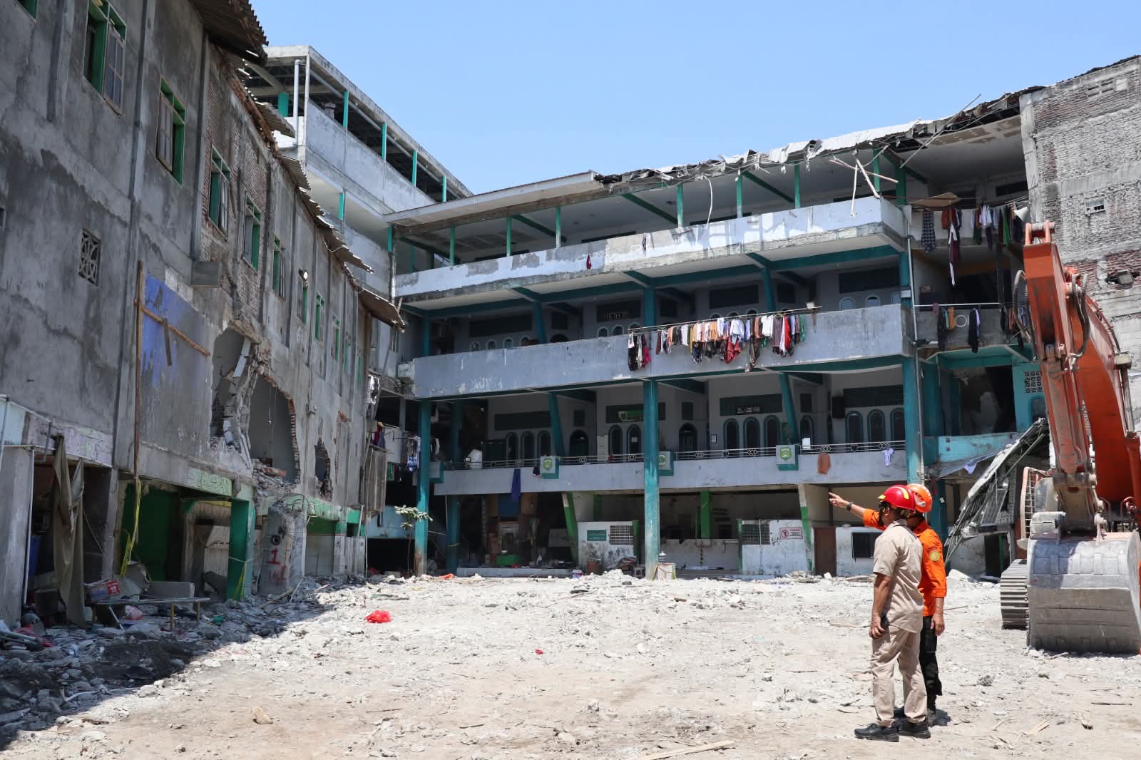 Pembersihan puing reruntuhan gedung Musala Pondok Pesantren Al Khoziny, Buduran, Kabupaten Sidoarjo, Jawa Timur, selesai. Alat berat tak ada lagi di lokasi sejak Selasa dini hari (7/10/2025)