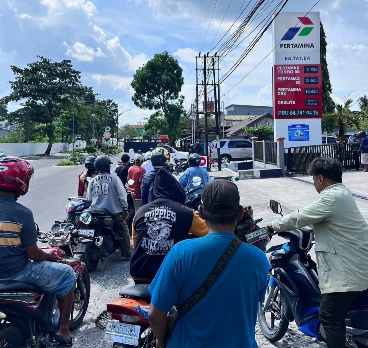 ANTRE: Warga antre BBM di salah satu SPBU Kota Pangkalan Bun. (Istimewa)