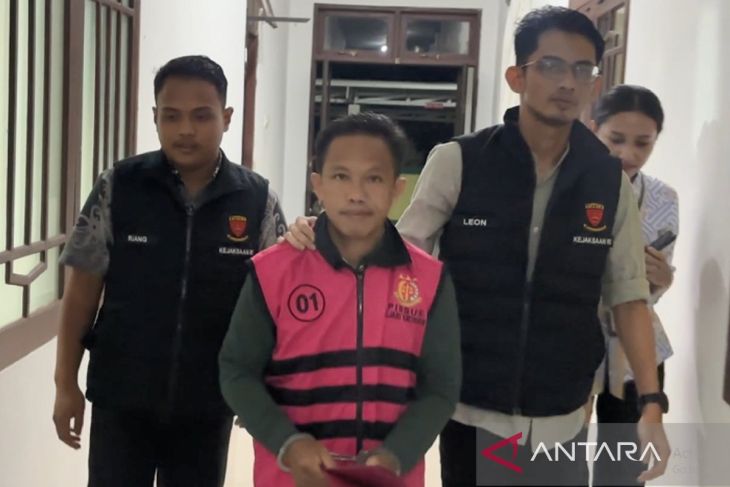 Mantan kades berinisial BI, ketika ditahan oleh Kejaksaan Negeri Katingan. (Antara)