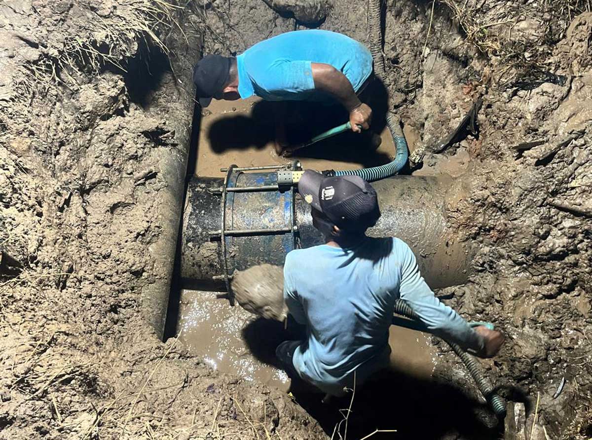 MAKSIMALKAN PELAYANAN: Petugas Perumdam Tirta Mentaya Sampit berencana mengganti alat yang bocor di Jalan Kembali, Minggu (27/7) lalu.