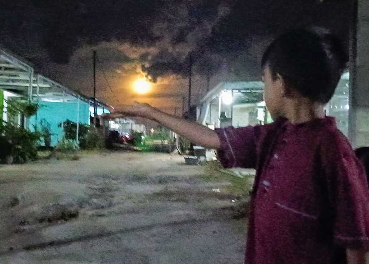 TERANG: Fenomena Supermoon difoto dari salah satu sudut Kota Sampit, Selasa malam (7/10/2025).