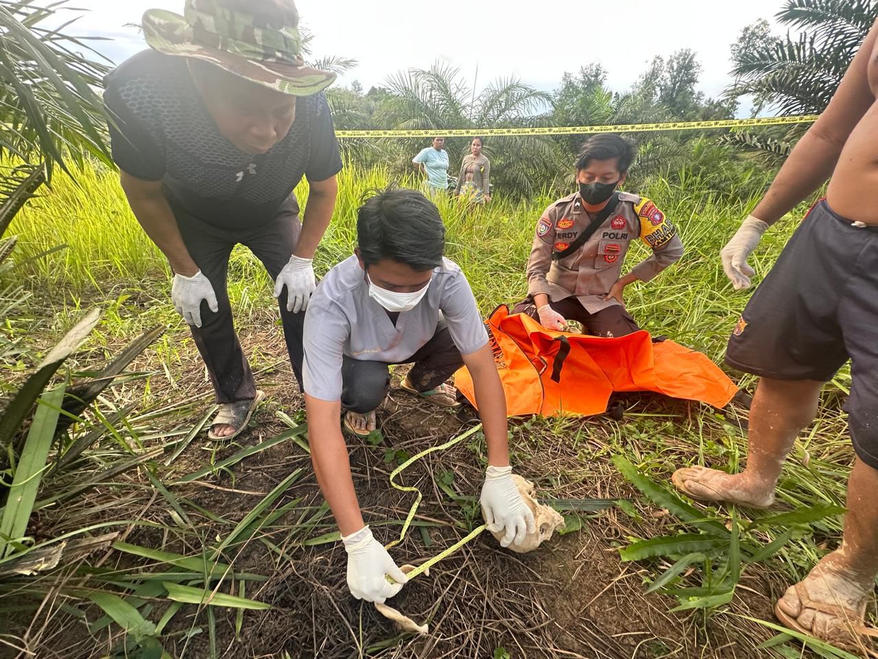 OLAH TKP: Petugas Kepolisian melalukan olah TKP di lokasi penemuan kerangka manusia di Kecamatan Telaga Antang, Kotim, Selasa (7/10/2025) siang. (Polsek Antang Kalang/Radar Sampit)