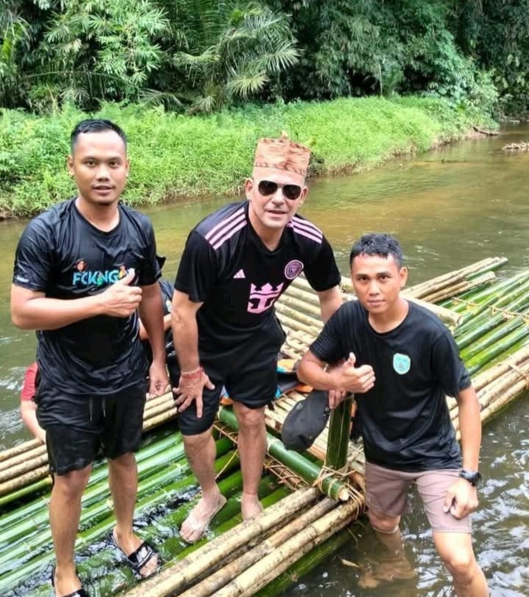 Cristian "El Loco" Gonzales ketika menaiki rakit bambu saat susur Sungai di Desa Penyombaan, Kecamatan Delang, Kabupaten Lamandau,  Selasa (7/10).