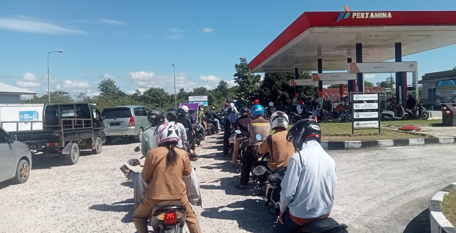 Antrean panjang pengendara terlihat di SPBU Sukamara dalam beberapa hari ini imbas pengecer yang tutup.