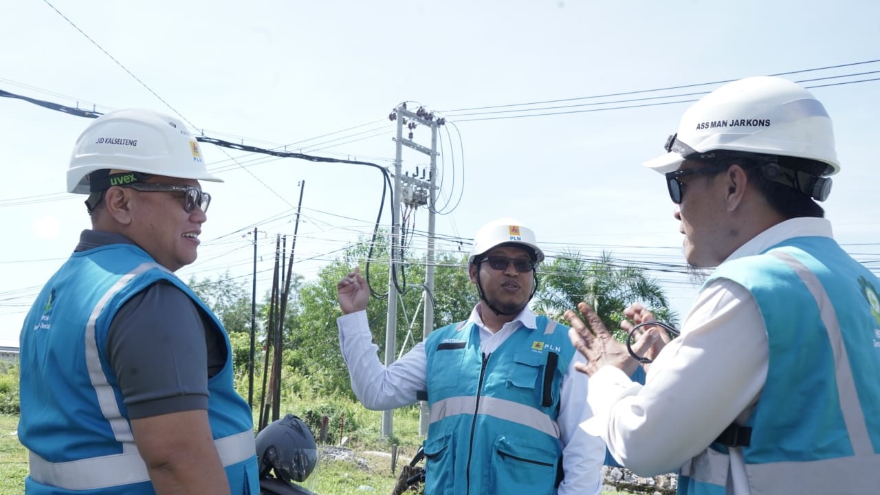 General Manager PLN UID Kalselteng, Iwan Soelistijono melakukan pengecekan jaringan penyuplai utama Duta Mall Palangka Raya bersama Manager PLN UP3 Palangka Raya.
