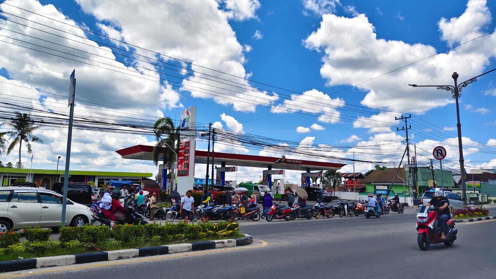 Suasana antrean di SPBU Paku Negara, Kelurahan Raja, Kecamatan Arut Selatan, Kabupaten Kotawaringin Barat, Selasa (7/10).