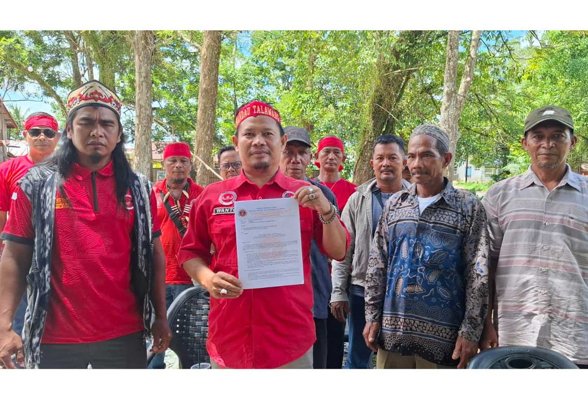 KECEWA: Ahli waris almarhum Mitai kecewa terhadap hasil putusan sidang adat.